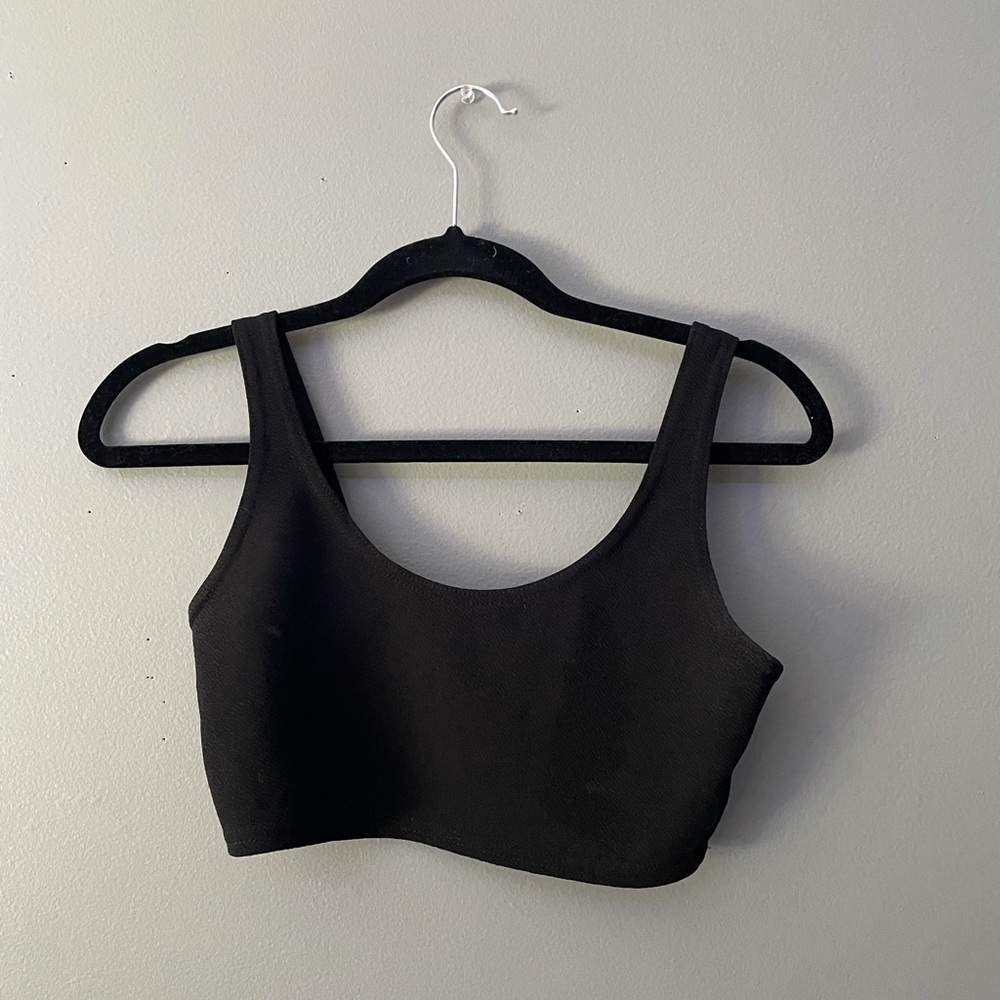 Black cropped tank